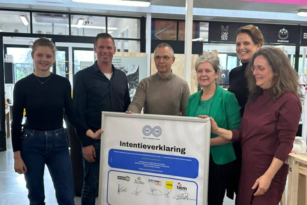 Partners posteren met de intentieovereenkomst voor de opleiding tot meubelreperateur bij Cibap vakschool voor vormgeving.