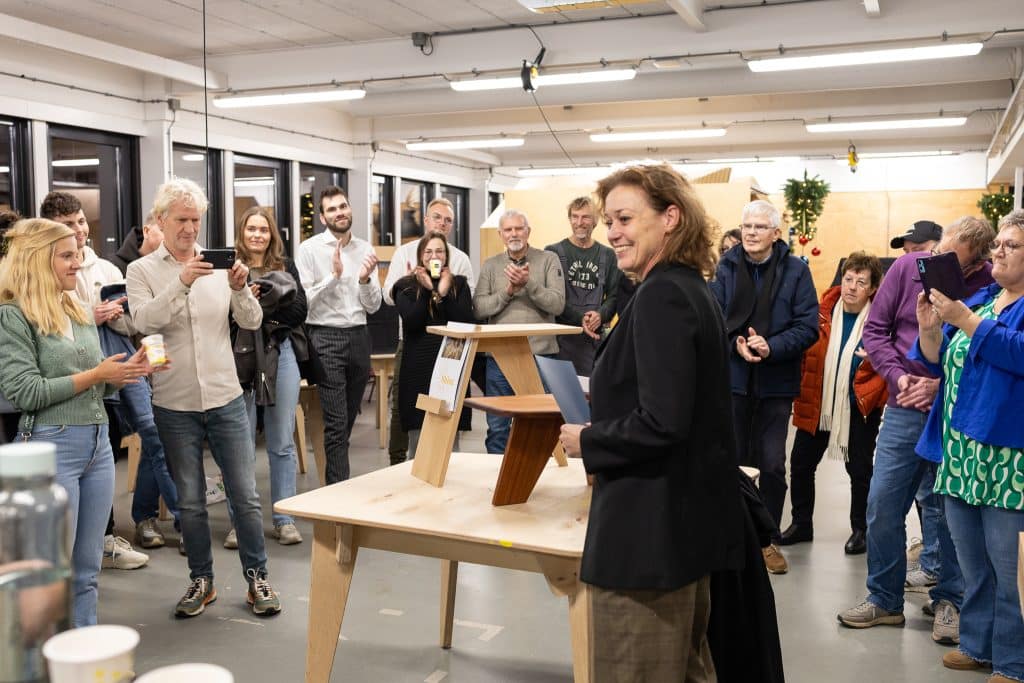 deelnemer expositie training meubelmaken basis met meubelstuk