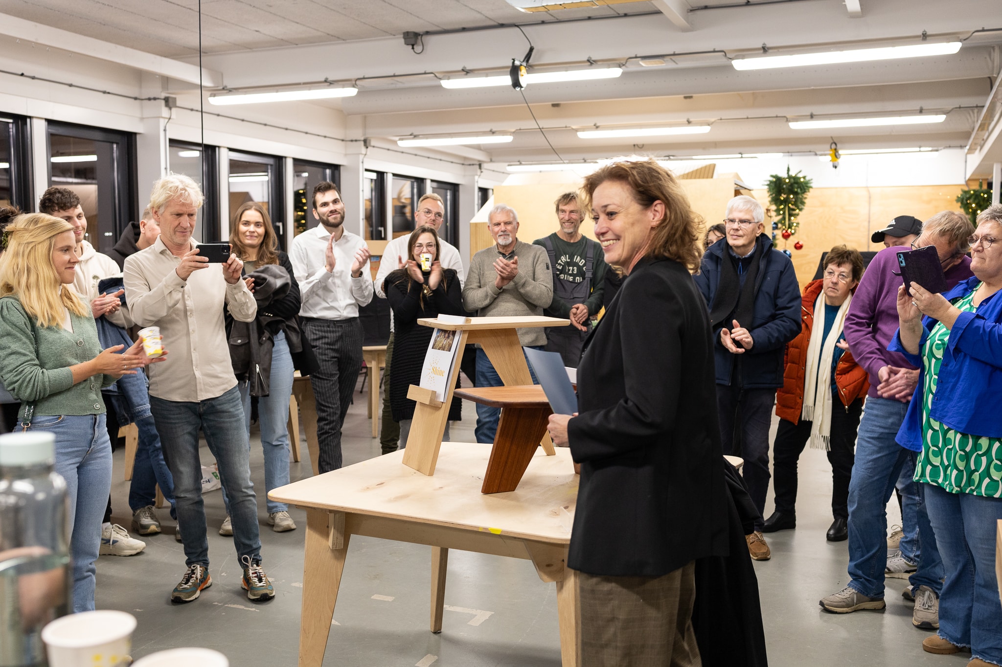 deelnemer expositie training meubelmaken basis met meubelstuk