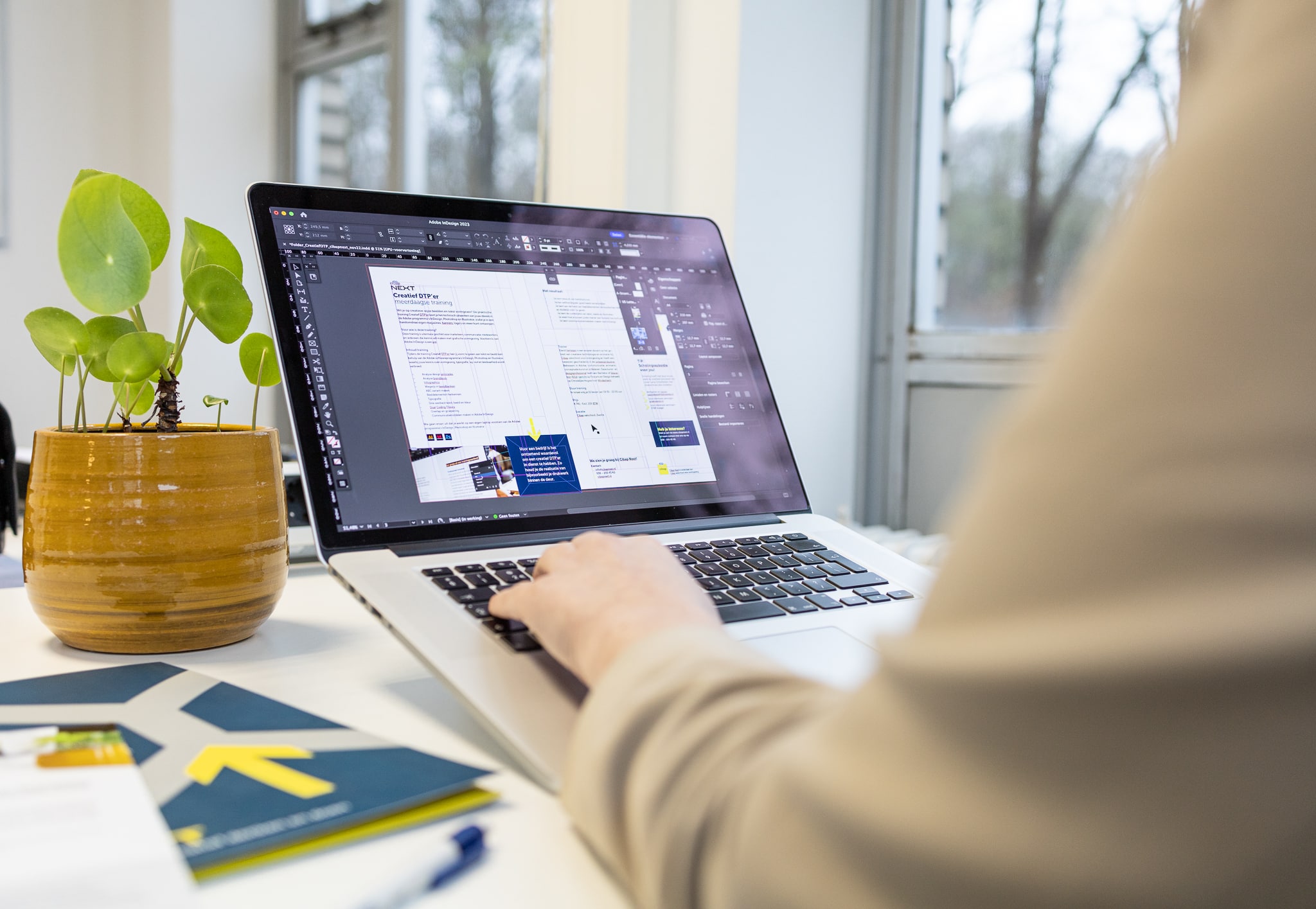 laptop en indesign programma