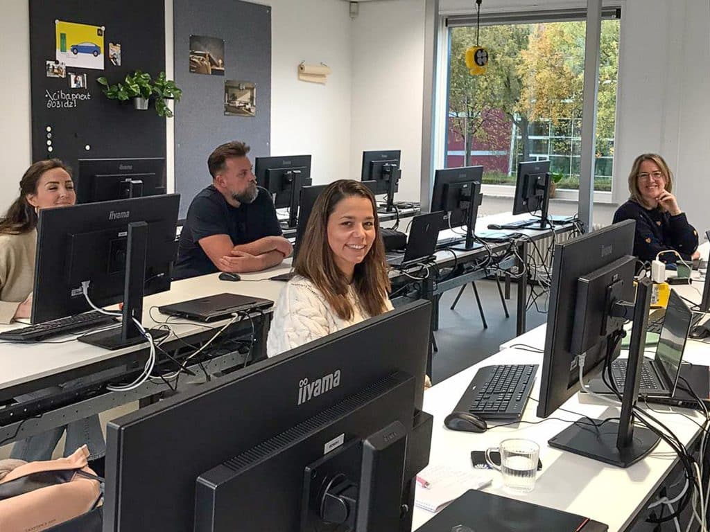 Klaslokaal met mensen achter een computer tijdens de training Adobe Photoshop bij Cibap Next