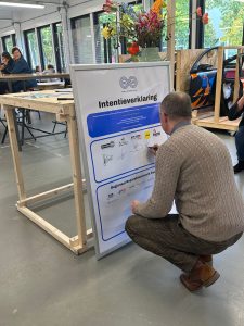 Ondertekening van de intentieverklaring voor de opleiding tot meubelreparateur bij Cibap Next door Arnold Sterk, manager onderwijs. 
