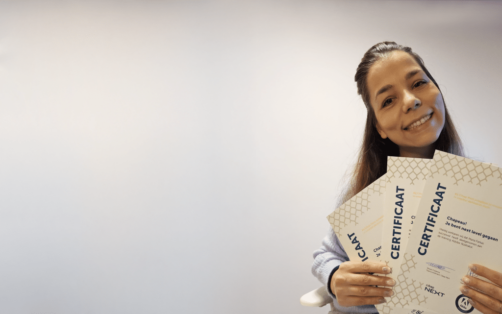 Vrouw poseert met drie certificaten van Cibap Next van de trainingen Adobe InDesign, Adobe Photoshop en Adobe Illustrator