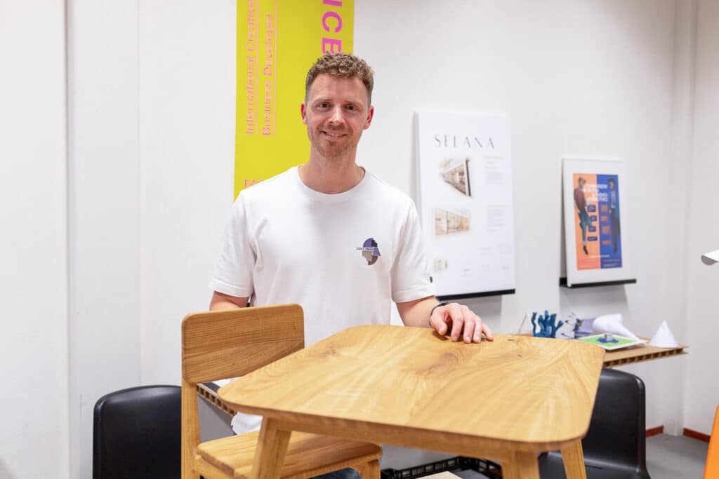 timroy leunis maakt meubelstukken van hout tijdens de training meubelmaken bij cibap next